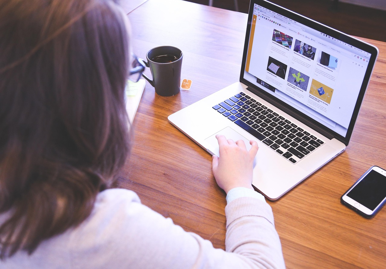Student, woman, startup — The Art of Storytelling on Instagram: Why Real Views Count More Than You Think